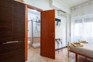 Un dormitorio con una cama y un baño con ducha. en Vatican Mami, en Roma 29 fotos más