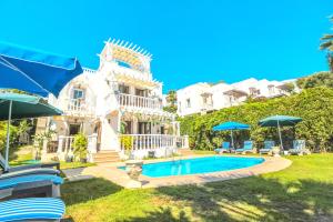 een groot wit huis met een zwembad in de tuin bij Vintage Villa in Bodrum City +20 foto's