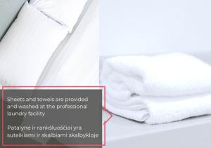 stos ręczników leżący na łóżku w obiekcie cohost I New Bastėja Life Apartments w-Garage Prkg & Self Check-in w Wilnie