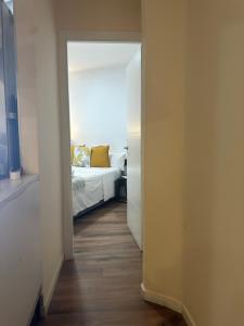 pasillo que conduce a un dormitorio con cama en Oporto 26, en Madrid