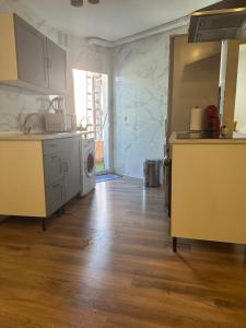 una cocina con fregadero y lavadora en Oporto 26, en Madrid
