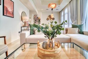 Posezení v ubytování Stunning Private Pool 4 Bedroom House - Damac Hills 2 Dubai Land