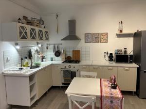 Kuchyňa alebo kuchynka v ubytovaní Cozy stay in city center