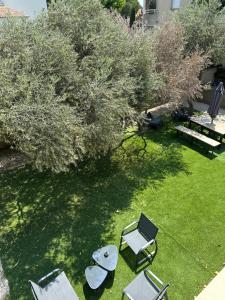 an overhead view of a yard with chairs and tables at Les Oliviers climatisés parking recharge électrique in Arles