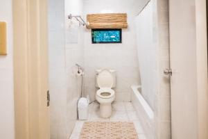 Koupelna v ubytování HILLSIDE Nest Townhouse in Subic Bay with Self-Serve Breakfast- Full AC, Monkeys, Pet Friendly with a Fee