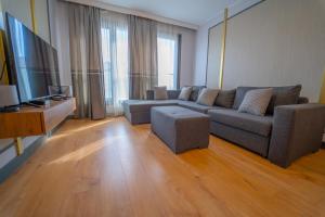 TV a/nebo společenská místnost v ubytování Comfortable 2Bedroom apartment in residence