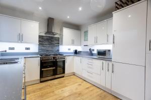 Η κουζίνα ή μικρή κουζίνα στο Falkirk House - Long Stays - Sleeps 6 - 3 Bedrooms - Parking - Wifi