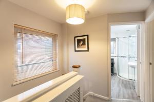 Ένα μπάνιο στο Falkirk House - Long Stays - Sleeps 6 - 3 Bedrooms - Parking - Wifi +20 φωτογραφίες