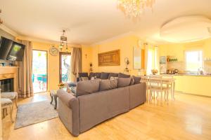 een woonkamer met een bank en een keuken bij Vintage Villa in Bodrum City