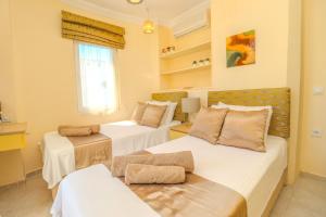 een kamer met twee bedden en een bank en een raam bij Vintage Villa in Bodrum City