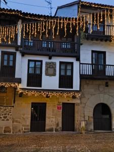 Un edificio con luces navideñas. en Apartamentos Legado de Santillana, en Santillana del Mar