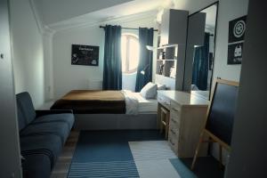 una piccola camera da letto con un letto e una scrivania di ШИКАРНАЯ 3х ком. 150м2 Мирабадский р-н Гранд Мир a Tashkent