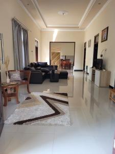 Χώρος καθιστικού στο Guest House Griya Mundu Kerten