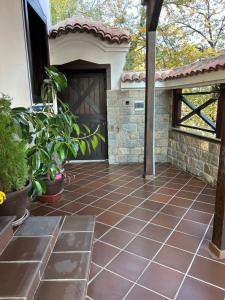 d'une terrasse revêtue de carrelage brun et d'un garage. dans l'établissement Lambrina Boutique rooms, à Plovdiv