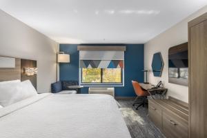 Katil atau katil-katil dalam bilik di Holiday Inn Express Hotel & Suites Vancouver Mall-Portland Area by IHG +39 gambar