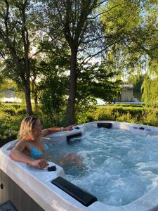 入住Waidlerland Waldkirchen Chalets的客人