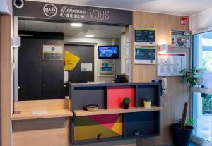 TV a/nebo společenská místnost v ubytování B&B HOTEL Amiens
