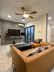 TV a/nebo společenská místnost v ubytování Cozy Casa Marbella Single Storey House