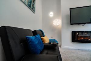 a living room with a couch and a tv at Manchester - 4 Beds - Sleeps 7 - Street Parking in Manchester
