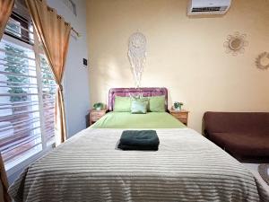 Ένα ή περισσότερα κρεβάτια σε δωμάτιο στο Rumah Boho