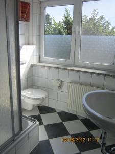 baño con aseo y lavabo y 2 ventanas en Ostsee, en Diedrichshagen 16 fotos más