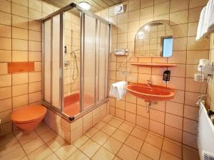 Koupelna v ubytování Wagners Fränkischer Hof + 8 fotografií