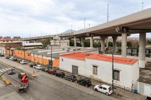 Una vista aérea de una ciudad con una estación de tren. en il Sogno di Partenope By Rosa Loporchio, en Nápoles
