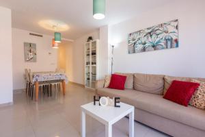 una sala de estar con un sofá y una mesa en Apartamento en El Campello, España, en El Campello