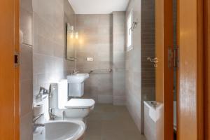 un baño con inodoro y lavabo en Apartamento Cerca del Mar y aeropuerto, en Alicante