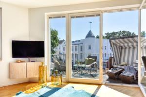 un soggiorno con una grande porta scorrevole in vetro di Ferienwohnung Strandgold im Haus Seeblick Binz a Binz