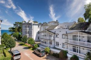 una vista aerea di un grande edificio bianco di Ferienwohnung Strandgold im Haus Seeblick Binz a Binz