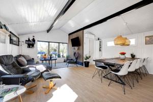 Ruang duduk di Cozy Summerhouse In An Incredibly Scenic Location