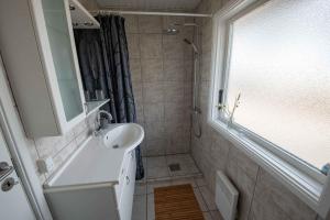 Koupelna v ubytování Cottage With Panoramic View Of Lammefjorden + 27 fotografií