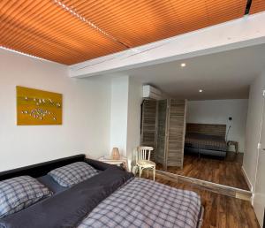 Ένα ή περισσότερα κρεβάτια σε δωμάτιο στο Appartement le Pas Sage du Marché La Flotte