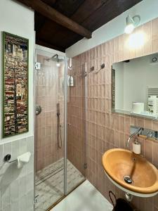 un bagno con lavandino e doccia di Passepartout a Napoli