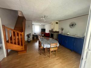 een eetkamer met een tafel en stoelen in een kamer bij Ti Laouen in Ambon +4 foto's