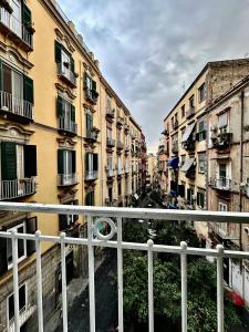 una vista di un vicolo tra due edifici di Passepartout a Napoli