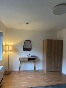 a room with a table and a mirror on the wall at Deluxe-Family Apartment mit Terrasse, Küche & Parkplatz in Offenburg