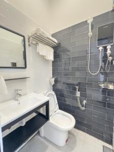 Ένα μπάνιο στο Lavender Theme Walk Up Apartment Matang +17 φωτογραφίες