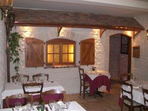 una sala da pranzo con due tavoli e sedie in un ristorante di Au Bon Laboureur a Bray-sur-Seine