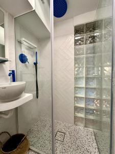 una doccia con una porta in vetro in un bagno di Passepartout a Napoli Altre 85 foto