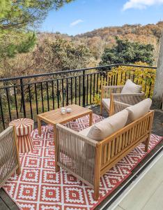 eine Terrasse mit zwei Stühlen und einem Tisch auf einem Teppich in der Unterkunft Grande maison chaleureuse à Bouliac in Bouliac
