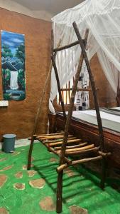 een houten bed met een baldakijn in een kamer bij Ella Jungle Rock in Ella +30 foto's