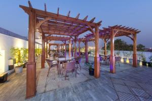 Výhled na řeku, která protéká v blízkosti hotelu