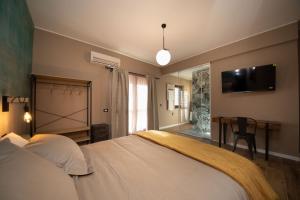 Fonte NuovaにあるVilla Margherite e Marzapaneのベッドルーム(ベッド1台、テレビ、テーブル付)