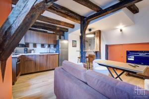 ein Wohnzimmer mit Sofa und Tisch in der Unterkunft Appartement avec 2 chambres, bureau et wifi fibre in Tours + 16 Fotos