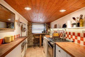 O bucătărie sau chicinetă la Cosy Cottage nr The Cotswolds Private Parking