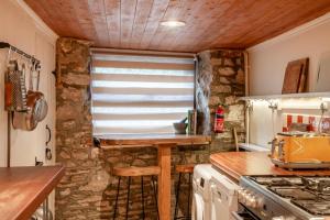O bucătărie sau chicinetă la Cosy Cottage nr The Cotswolds Private Parking