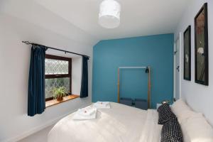 Un pat sau paturi într-o cameră la Cosy Cottage nr The Cotswolds Private Parking