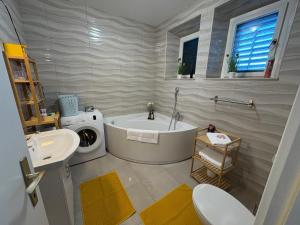Ένα μπάνιο στο Villa Luka +61 φωτογραφίες